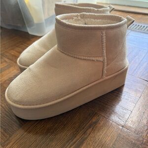 Ardene Cream Fleece-Lined Mini Platform Boots size 8 women’s Like New